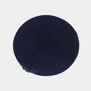 Dettaglio del basco in maglia blu scuro con ricami floreali di perline e bordi rifiniti