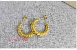 Détail des boucles d'oreilles épi de blé creux en or 18K mesurant 20x20x3,5mm pour femmes