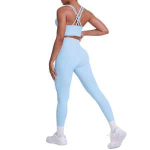 Set yoga celeste con reggiseno sportivo incrociato e leggings a vita alta per fitness
