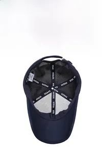 Détails de l'intérieur d'une casquette en mesh bleu marine avec bande de logo renforcée