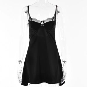 Dettaglio della sottoveste in raso nero sexy con pizzo e design con intaglio frontale