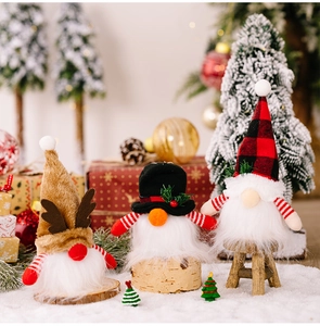 Trois gnomes de Noël festifs avec LED sur fond de neige avec des décorations de vacances