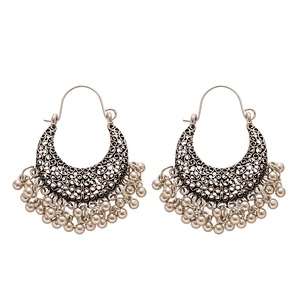 Boucles d'oreilles vintage style bohème avec motifs ajourés et pompons de perles