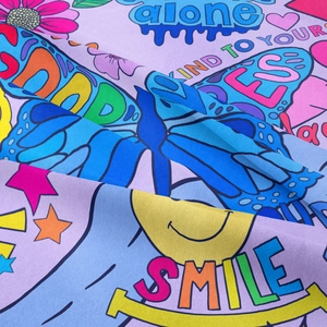 Nahaufnahme des böhmischen Wandteppichs mit buntem Graffiti-Druck und weicher Textur