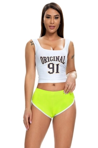 Nahaufnahme von weißem Crop-Tanktop mit Original 91 Print und neongrünen Sport-Shorts