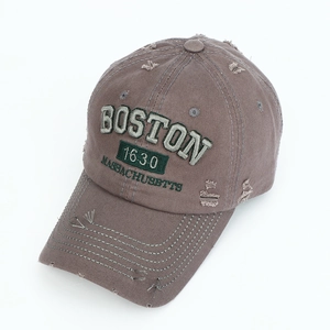 Détail de la broderie sur casquette vintage affichant Boston 1630 et coton effet vieilli