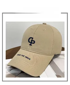 Détail d'une casquette beige en coton avec broderie GP bleue et texte Ride The Wave latéral