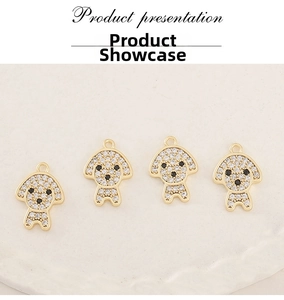 Détail de quatre pendentifs caniche dorés sertis de zircons cubiques blancs et noirs