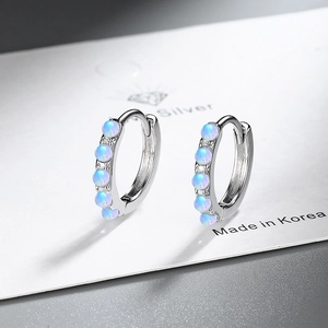 Minimalistische Creolen aus Silber mit hellblauen Opalen und funkelnden Zirkon-Steinen