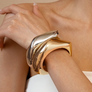 Bracciale rigido geometrico irregolare in metallo bicolore oro e argento donna