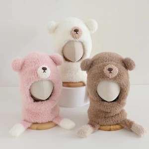 Bonnets en peluche à oreilles d'ours avec cache-cou en blanc, rose et marron pour l'hiver