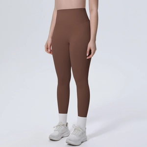 Makro-Detail der kaffeebraunen Yoga-Hose mit hoher Taille und elastischer Textur