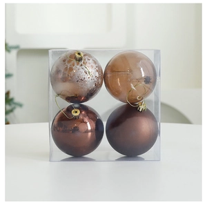 Détail de boules de Noël marron café avec des textures mates, brillantes et pailletées