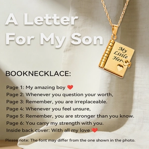 Dettaglio della collana a libro dorata con incisione My Little Hero e cuore traforato