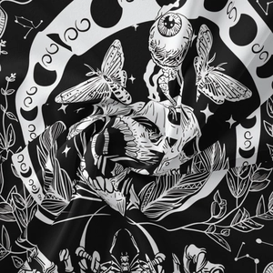 Detail eines Gothic-Wandteppichs mit Motten- und Totenkopf-Print und glatter Textur