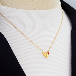 Collier coeur 3D en acier plaqué or 18K avec accents rouges et micro-diamants