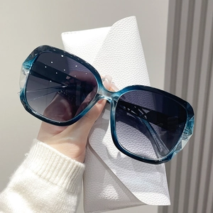 Women's gradient blue oversized polarized sunglasses with diamond-cut frame and case