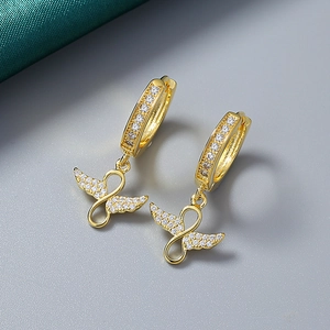 Boucles d'oreilles ailes d'ange infini plaquées or 18 carats avec zircons blancs