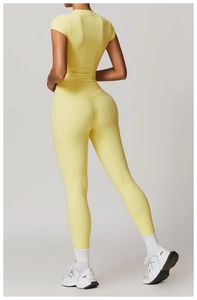 Dettaglio del set da yoga giallo con leggings a vita alta a V e top corto