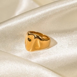 Détail d'une bague large plaquée or 18K en acier inoxydable avec texture martelée