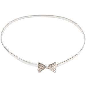 Gros plan détaillé d'une ceinture chaîne argentée élastique avec un nœud en strass brillant
