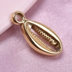 Vue détaillée d'un pendentif coquillage en acier inoxydable doré sur soie rose