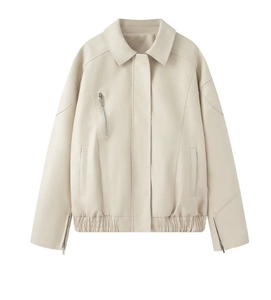 Dettaglio giacca in ecopelle beige con colletto a camicia e orlo elasticizzato
