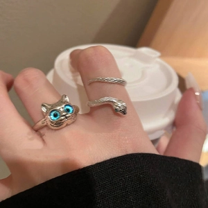 Nahaufnahme von Vintage Katzenring mit blauen Augen und strukturiertem Schlangenring