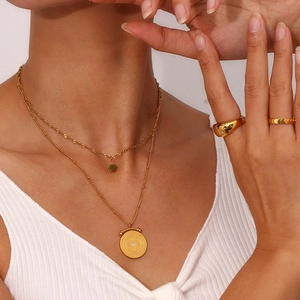 Collier double rang en acier inoxydable plaqué or 18K avec pendentifs soleil et pièce