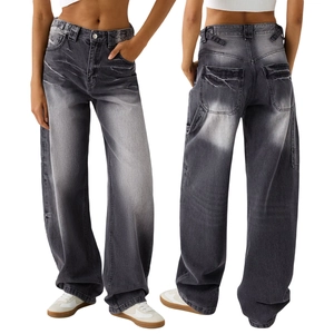 Gros plan d'un jean taille haute à jambe large, délavage gris avec moustaches et détails usés