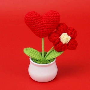 Plante en crochet faite main avec cœur rouge et fleur dans un pot en céramique