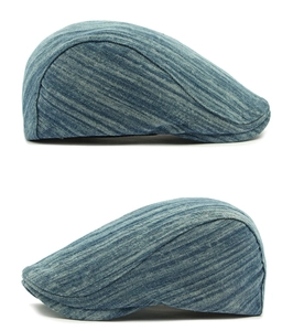Vue latérale détaillée de la casquette plate en jean bleu délavé avec texture en sergé