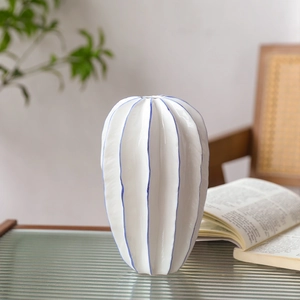 Jarrón de cactus nórdico de cerámica blanca con líneas azules para decoración