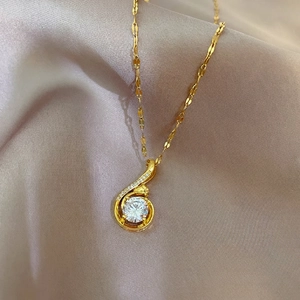 Collier élégant en acier titane doré avec pendentif goutte en diamant sur soie