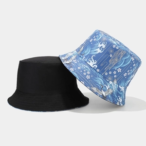 Wende-Anglerhut mit einer schwarzen Seite und blauem japanischem Kranich-Druck