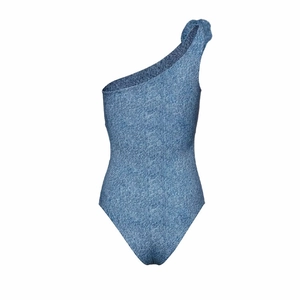 Détail d'un maillot de bain une épaule avec imprimé denim réaliste et coupe asymétrique