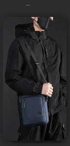 Détail du sac bandoulière bleu marine imperméable avec sangle ajustable à logo noir