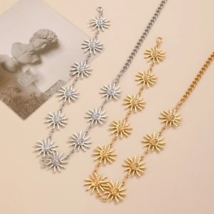 Details der böhmischen Sonnenblumen-Taillenkette in Gold und Silber auf Kunstkarten