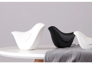 Dreiteiliges Keramik-Vogel-Deko-Set in Mattschwarz und Weiß auf einem Tisch