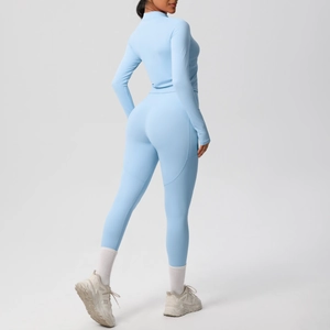 Vue arrière de l'ensemble de yoga bleu ciel montrant les coutures en V du legging taille haute