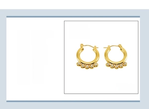 Détail de boucles d'oreilles géométriques plaquées or 18K en acier avec zircons