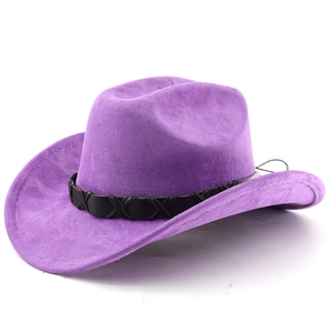 Vue latérale du chapeau de cowboy violet en suédine avec un ruban en cuir tressé noir