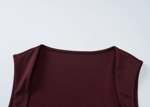 Gros plan détaillé de l'encolure carrée et de la texture en maille de cette robe bordeaux