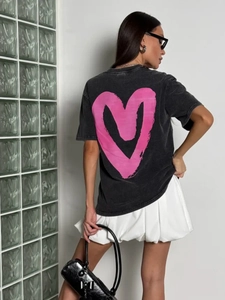 Πίσω όψη μαύρου βαμβακερού T-shirt με έντονο ροζ σχέδιο γκράφιτι καρδιάς στην πλάτη