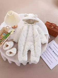 Tutina imbottita neonato con cappuccio bianco perla, motivo a cuore e scarpine