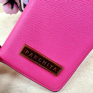 Elegante rosarote lange Geldbörse mit strukturierter Litschi-Maserung und Bronze-Metalllogo