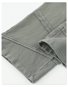 Detail der offenen Nahtkanten und 430G Baumwolltextur an der olivgrünen Straight-Hose