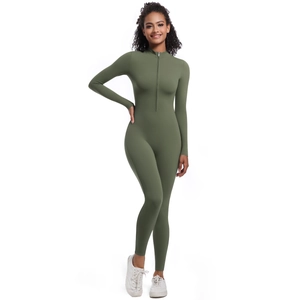 Détail d'une combinaison de yoga vert foncé avec col zippé et manches longues