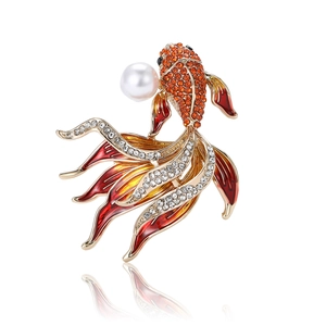 Spilla a forma di pesce rosso con smalto e cristalli su base in metallo dorato lucido