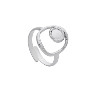 Détail d'une bague ouverte argentée avec cercle creux et disque à bord perlé